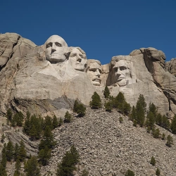 05 - Köpfe im Stein